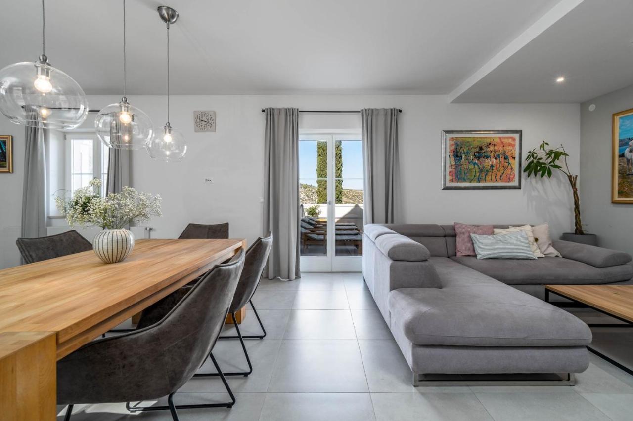 New Villa Ani! Traditional And Luxurious 4-Bedroom Villa With Heated Pool And Sea Views Postira Exteriör bild
