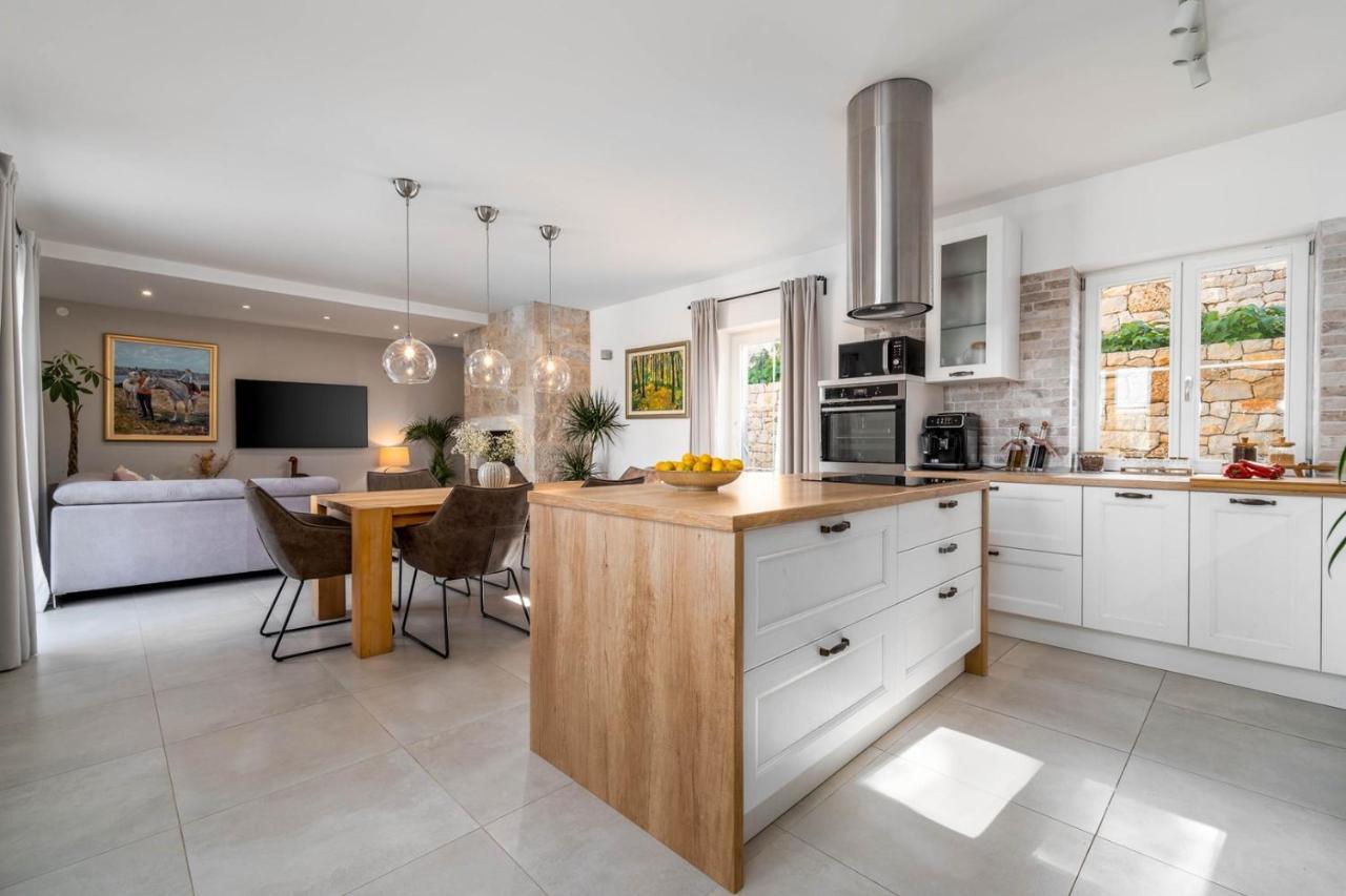 New Villa Ani! Traditional And Luxurious 4-Bedroom Villa With Heated Pool And Sea Views Postira Exteriör bild