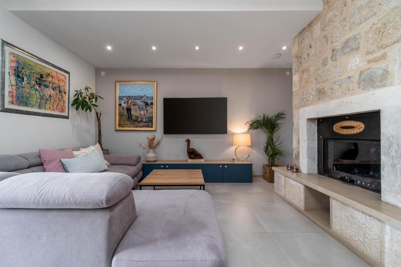 New Villa Ani! Traditional And Luxurious 4-Bedroom Villa With Heated Pool And Sea Views Postira Exteriör bild