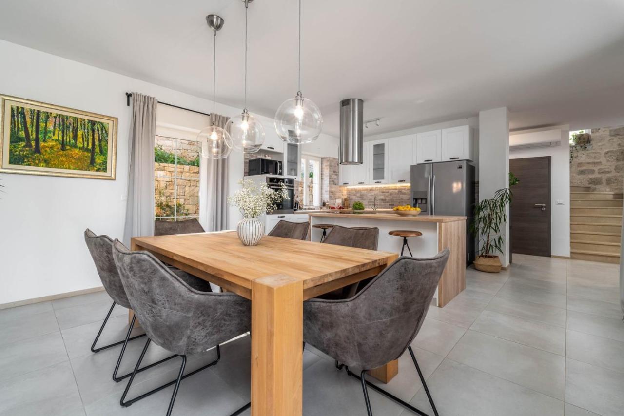 New Villa Ani! Traditional And Luxurious 4-Bedroom Villa With Heated Pool And Sea Views Postira Exteriör bild